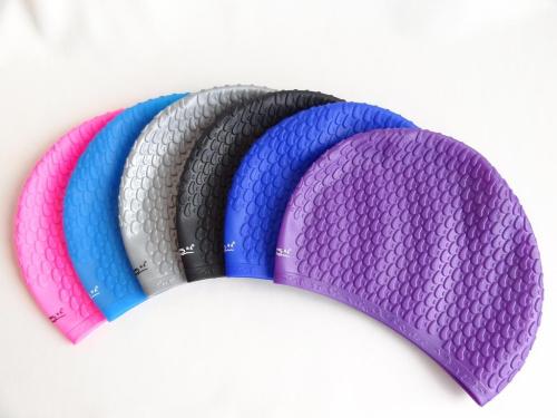 游泳戴硅膠的好還是布的好，硅膠泳帽和布泳帽哪個(gè)更舒服？